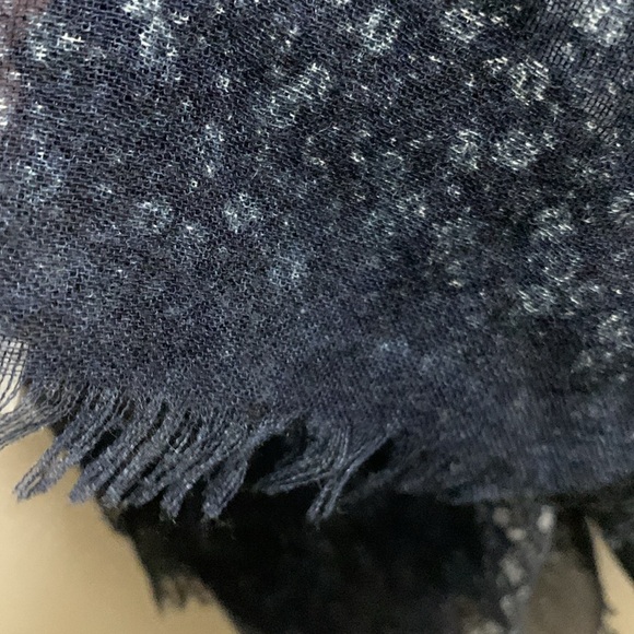 Ann Taylor Loft Factory Navy Blue Ditsy Floral Shawl Scarf Wrap Poly Wool Rayon - Picture 8 of 8